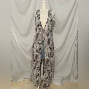 Sleeveless Black and White Long Vest